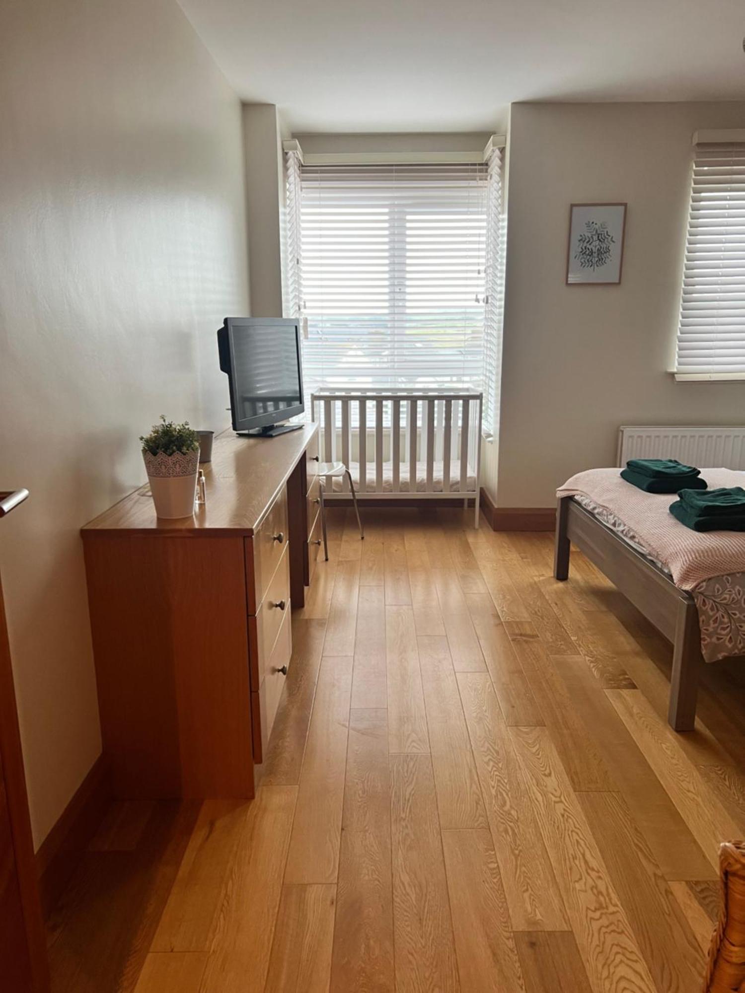 Penthouse Apartment - Town Centre, Sea Views, Secure Parking 포트러시 외부 사진