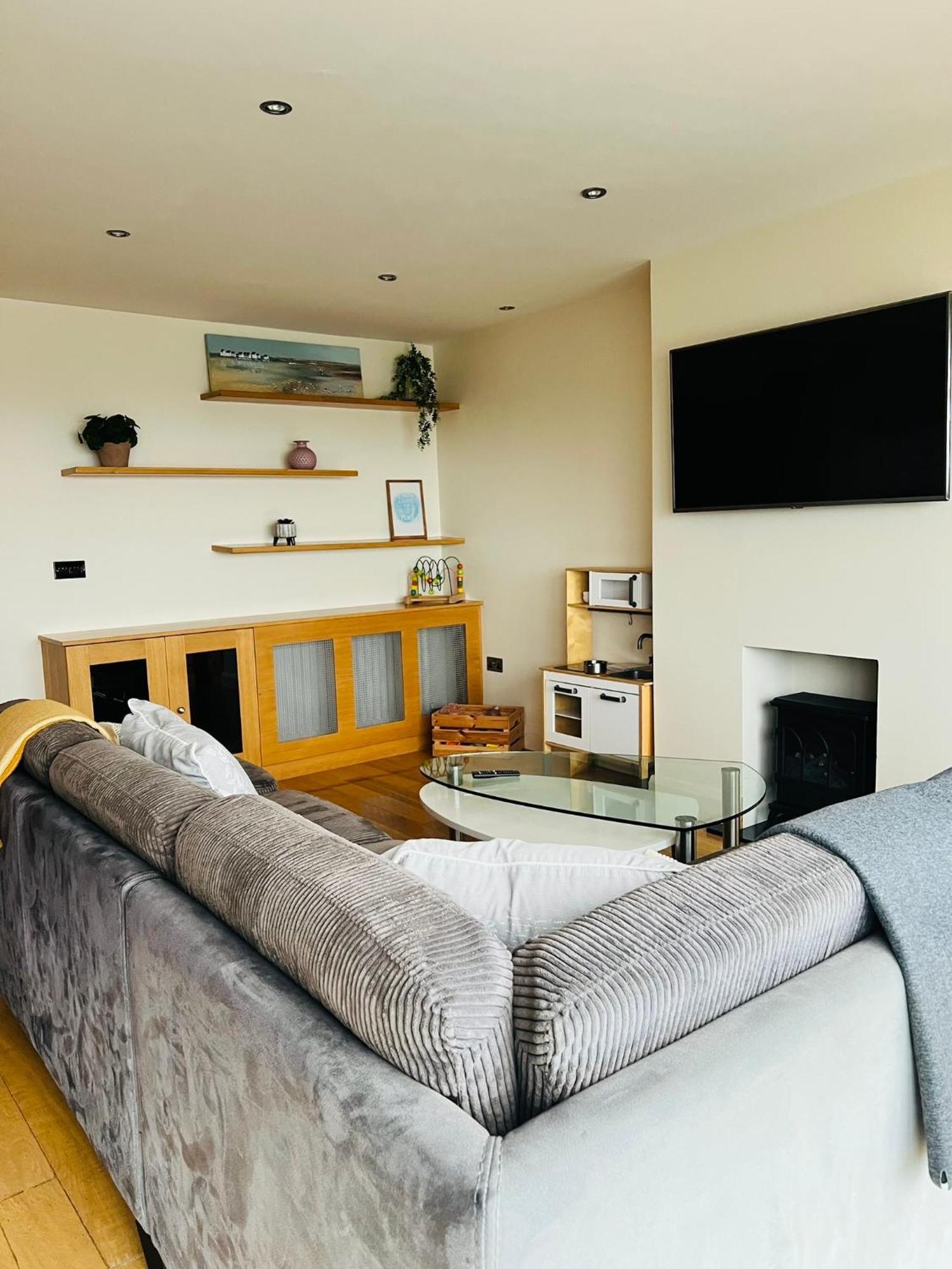 Penthouse Apartment - Town Centre, Sea Views, Secure Parking 포트러시 외부 사진